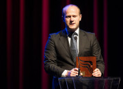 Nagrodę w kategorii Trójmiasto dla Każdego za Red Bull Air Race w Gdyni odbiera radny miasta Bartosz Bartoszewicz 
